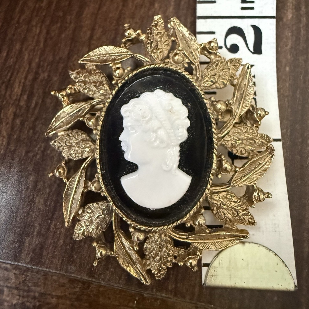 Vtg Cameo Brooch Lady White on Black Gold Tone Leaf 2" Oval Fashion Costume - Picture 8 of 10